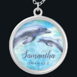 Collier Joli dauphin d'aquarelle| Nom et texte<br><div class="desc">Ce magnifique collier présente des dauphins aquarellisés et une référence vers (Isaïe 43:2).  Inclut un modèle de texte pour la personnalisation!</div>