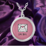 Collier Joli rose Love Note Coeur<br><div class="desc">Enveloppe coeur de note d'amour rose et gris avec LOVE NOTE dans les lettres modernes.</div>
