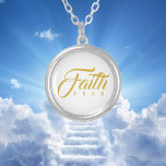 Collier La foi sur la peur or et blanc<br><div class="desc">Conception de texte avec la première ligne d'une belle police forte imprimée en gras au-dessus de la deuxième ligne de petites lettres espacées. Gardez le dicton inspirant "La foi au-dessus de la peur" pour un cadeau d'encouragement, ou utilisez le modèle de texte pour créer une nouvelle citation inspirante. Modifiez pour...</div>
