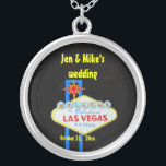 Collier Las Vegas épousant le souvenir<br><div class="desc">Un collier de Las Vegas a conçu pour un bon nombre d'options pour des choix personnalisés,  pour célébrer n'importe quelle occasion d'un mariage à un anniversaire spécial.</div>