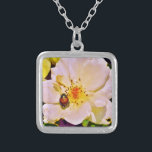 Collier Le scarabée japonais sur la rose blanche<br><div class="desc">Belle photo d'un scarabée japonais sur Rose jaune blanche par l'artiste Sandra Marie Closs. Ajoutez votre propre texte, nom ou monogramme pour créer le produit parfait pour toute occasion. Mariage, fête de mariée jardin, sympathie, anniversaire, baby shower, toute célébration ou juste pour rendre votre journée un peu plus agréable. floral,...</div>