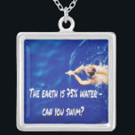 Collier L'équipe de baignade amoureuse de la piscine<br><div class="desc">La Terre est à 75% d'eau - pouvez-vous nager ?
Parfait pour les nageurs,  les nageurs,  les entraîneurs de natation ou pour tous ceux qui aiment nager !</div>