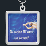 Collier L'équipe de baignade amoureuse de la piscine<br><div class="desc">La Terre est à 75% d'eau - pouvez-vous nager ?
Parfait pour les nageurs,  les nageurs,  les entraîneurs de natation ou pour tous ceux qui aiment nager !</div>