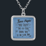 Collier Les joueurs de Bunco ont le talent avec la<br><div class="desc">Les joueurs de Bunco ont le talent qu'ils peuvent parler et jeter la citation originale de matrices en même temps par Artinspired. Dire drôle de bunco. Typographie vintage de style de caractéristiques de conception et une couronne pour la reine de Bunco. Une certaine caractéristique de conception un vieil arrière -...</div>