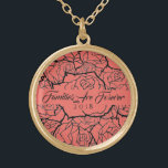 Collier Les Roses de corail dans les familles d'or<br><div class="desc">Collier en couleur or avec une impression multi-roses multicouche en Coral & Black et texte de "Familles sont pour toujours 2018" en écriture fantaisie de Noir. Customisez ce collier avec une date spéciale ou/ou et choisissez votre style ou changez de couleurs. Ou achetez comme prévu. Disponible également en Sterling Silver...</div>