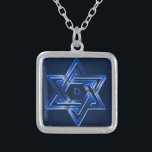 Collier L'étoile de David juive brille<br><div class="desc">Personnalisez-le avec l'initiale/nom du destinataire ou le supprimez si vous l'auriez plutôt sans texte. Conception originale par le riverme* ©2012.</div>