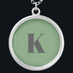 Collier Lettre initiale | Monogramme Moderne Tendance Sage<br><div class="desc">Collier monogramme simple,  élégant et personnalisé dans la typographie minimaliste moderne en gris foncé sur vert sauge. Un cadeau personnalisé parfait ou un accessoire de mode avec une touche personnelle!</div>