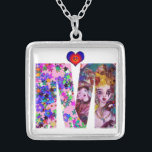 COLLIER LETTRE M MONOGRAMME MONOGRAMME DE LA MASQUÉRADE VÉ<br><div class="desc">M alphabet lettre design initial avec coeur. Peinture Whimsical vibrante et artistique avec confetti coloré..Amour mythique entre Arlequin et Columbine,  Peinture acrylique inspirée des masques de plume vénitienne et Commedia dell'arte - Venise. Couleurs vives violet rose jaune vert.</div>