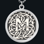Collier LETTRE vintage M ART NOUVEAU<br><div class="desc">Lettres Art nouveau - Monograms From the Arts & Crafts Movement Cette lettre M est un charmant monogramme de Mugged M créé en 1901 et publié dans un ensemble de livres. Le monogramme M est entouré d'un magnifique motif de vigne dessiné à la main, très dans le style des motifs...</div>