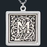Collier LETTRE vintage M ART NOUVEAU<br><div class="desc">Lettres Art nouveau - Monograms From the Arts & Crafts Movement Cette lettre M est un charmant monogramme de Mugged M créé en 1901 et publié dans un ensemble de livres. Le monogramme M est entouré d'un magnifique motif de vigne dessiné à la main, très dans le style des motifs...</div>