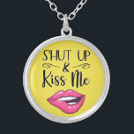 Collier Lèvres de dessin rose Tais-toi et embrasse-moi jau<br><div class="desc">Ce collier branché kiss me présente un dessin d'une paire de lèvres de rouge à lèvres magenta et la légende Shut up & Kiss Me dans une police moderne noire sur un arrière - plan jaune vif.</div>