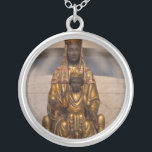 Collier Madonna de Montserrat Black Madonna Espagne<br><div class="desc">Madonna de Montserrat Black Madonna Vierge Marie - gravures d'art sur divers matériaux. Une excellente idée cadeau pour égayer votre maison. Achetez également cette oeuvre d'art sur des étagères téléphoniques, vêtements, tasses, coussins et plus encore. Poster et Art Imprimer sur les vêtements et pour votre mur - divers arrière -...</div>