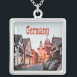 Collier Maisons de rangées Allemagne<br><div class="desc">Belle image de l'Allemagne et de petites maisons mignonnes avec route en pierre de cobble.</div>