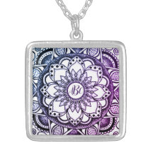 Mandala violet de fleurs monogrammes