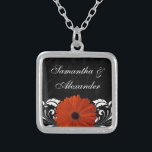 Collier Marguerite orange de Gerbera avec le rouleau noir<br><div class="desc">La collection assortie de bon goût, chic et chique comporte l'arrière - plan noir avec les rouleaux de tourbillonnement subtils, et une conception blanche vive de premier plan de remous avec la fleur orange vibrante de marguerite de gerber de gerbera. Parfaitement élégant pour un mariage de chute ou d'automne, le...</div>