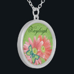 Collier Marguerite personnalisée de Gerber<br><div class="desc">Beau collier avec un arrière - plan vert moderne avec des remous, des marguerites oranges de corail pâles de Gerber et un papillon assez modelé de vert bleu avec l'espace au-dessus des fleurs à personnaliser avec le nom de votre choix. Grand cadeau pour le jour de mère, anniversaire, pour votre...</div>