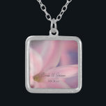 Collier Mariage de fleurs de jacinthe rose<br><div class="desc">Le joli collier de Pendentif Mariage rose Hyacinth Flowers fait un cadeau unique pour garder la mariée ou ses demoiselles d'honneur et la fête de la mariée. Cet élégant bijou nuptial fleuri et fleuri présente une photo florale d'une fleur de printemps rose à l'intérieur d'un pendentif carré plaqué argent sterling....</div>