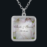 Collier Mariage de fleurs de pomme de crabe rose et blanc<br><div class="desc">Le joli collier de Pendentif Mariage en fleurs de crabe rose et blanc fait un cadeau unique pour garder la mariée, ses demoiselles d'honneur ou la fête de mariée. Cet élégant bijou à fleurs à fleurs mariage est orné d'une photo florale numériquement peinte de fleurs de pomme de crabe blanc...</div>