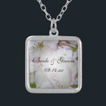 Collier Mariage de fleurs de pomme de crabe rose et blanc<br><div class="desc">Le joli collier de Pendentif Mariage en fleurs de crabe rose et blanc fait un cadeau unique pour garder la mariée, ses demoiselles d'honneur ou la fête de mariée. Cet élégant bijou à fleurs à fleurs mariage est orné d'une photo florale numériquement peinte de fleurs de pomme de crabe blanc...</div>