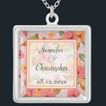 Collier Mariage de fleurs de printemps rose<br><div class="desc">Un collier élégant pour célébrer vos noces un design mariage floral, parfait pour un mariage de printemps ou ceux qui veulent une touche de classe avec des fleurs. Ce magnifique design floral présente un motif de fleurs rose et abricot sur un arrière - plan rose et blanc. Le texte est...</div>
