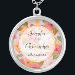 Collier Mariage de fleurs de printemps rose<br><div class="desc">Un collier élégant pour célébrer vos noces un design mariage floral, parfait pour un mariage de printemps ou ceux qui veulent une touche de classe avec des fleurs. Ce magnifique design floral présente un motif de fleurs rose et abricot sur un arrière - plan rose et blanc. Le texte est...</div>