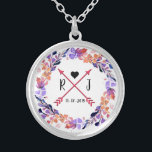 Collier Mariage floral pourpre Monogramme Wreath<br><div class="desc">Mariage floral violet Monogram Wreath Design Fait un beau cadeau pour Mariée,  et les mères. Aussi,  les demoiselles d'honneur et Flower Girl à porter pendant le mariage.</div>