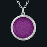 Collier Mariage gothique violet et noir<br><div class="desc">Nos belles nacklaces mariages gothiques au coeur violet et noir sont sombres,  mais jolies avec notre design de défilement artistique. Ils sont conçus dans une collection de plusieurs objets afin que votre mariage entier puisse être coordonné avec le même style !</div>