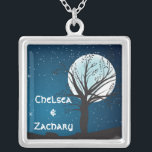 Collier Mariage Pleine lune et étoiles<br><div class="desc">Le collier parfait pour la mariée et la groom célébrant leur mariage à la lumière d'une pleine lune. Le design présente la silhouette d'un arbre devant une grande pleine lune contre un ciel étoilé avec les noms de la Mariée et de la Salle. Si vous avez besoin d'aide pour la...</div>