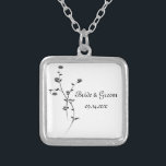 Collier Mariage Roses noir et blanc<br><div class="desc">L'élégant collier de Pendentif Mariage Black and White Roses fait un cadeau de gardien personnalisé unique pour la mariée ou ses demoiselles d'honneur et la fête de la mariée. Cet élégant bijou à fleurs mariage est décoré dans un style rose noir & blanc à l'intérieur d'un pendentif en argent sterling....</div>