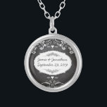 Collier Mariages de typographie de tableau noir<br><div class="desc">Chalkboard Vintage moderne Mr et Mrs Chalkboard Wedding Invitations mariages Chalkboard doux et sassy Chalkboard Moderne Typographie Vintage Invitations Chalkboard doux et sassy mariages Mariage Party T-shirts</div>