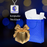 Collier Mascotte de lion Bleu blanc et Jaune Gradué<br><div class="desc">Une mascotte de lion bleue et jaune sur un arrière - plan blanc avec un texte bleu personnalisable fait de ce collier un souvenir unique pour votre diplômé, étudiant actuel, ou même un parent fier d'un Lion. Célébrez la remise des diplômes, la rentrée scolaire, les anniversaires ou la fête des...</div>