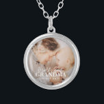 Collier Meilleure grand-mère du monde depuis 20XX Photo si<br><div class="desc">Ce design simple et moderne est composé d'une typographie serif et cursive et d'ajouter une photo personnalisée</div>