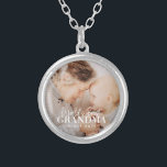 Collier Meilleure grand-mère du monde depuis 20XX Photo si<br><div class="desc">Ce design simple et moderne est composé d'une typographie serif et cursive et d'ajouter une photo personnalisée</div>