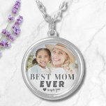 Collier Meilleure maman Photo personnalisée mère<br><div class="desc">Meilleure Maman Personnalisée Jamais Collier Photo Personnalisé. Ce collier "Best Mom Ever" est un souvenir sincère qui célèbre la maternité et le rôle particulier d'une mère. Doté d'une typographie audacieuse et moderne sur un arrière - plan blanc et sombre, le pendentif rond combine élégance et sentimentalité. La police et l'accent...</div>