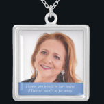 Collier Mère bleue de la mariée Photo Mémorial de mariage<br><div class="desc">Portez ce magnifique collier commémoratif de la Mère de la Mariée le jour de votre mariage pour sentir l'amour que vous avez partagé avec elle et la garder proche le jour spécial. Ajoutez votre propre texte spécial, ou, utilisez le libellé comme indiqué "Nous savons que vous seriez ici aujourd'hui si...</div>