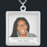 Collier Mère de la mariée Photo Memorial Wedding Day<br><div class="desc">Portez ce magnifique collier commémoratif de la Mère de la Mariée le jour de votre mariage pour sentir l'amour que vous avez partagé avec elle et la garder proche le jour spécial. Ajoutez votre propre texte spécial,  ou utilisez le libellé comme indiqué.</div>