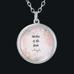 Collier Mère de la mariée Texte modifiable<br><div class="desc">Ce magnifique collier élégant pour la mère de la mariée présente un script manuscrit tourbillonnant en noir,  et un endroit modifiable pour son nom.</div>