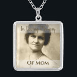 Collier Mère Mémorial Photo Charme Mariage Bouquet<br><div class="desc">Belle idée si vous êtes une mariée qui a perdu quelqu'un de spécial et souhaite qu'ils puissent être avec vous sur votre mariage ; ce charme s'ajoute à votre bouquet en mémoire d'eux. Il est livré avec un collier pour que vous puissiez l'avoir comme un gardien et continuer à le...</div>