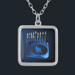 Collier Métallurgique Bleu Chanukkah Menorah<br><div class="desc">Une menorah moderne,  métallique,  bleue de Chanukkah,  avec un lion en silhouette,  contre un arrière - plan sombre et nocturne. Les neuf bougies sont allumées.</div>