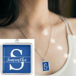Collier Monogramme blanc personnalisé Nom initial Carré bl<br><div class="desc">Monogramme blanc personnalisé Nom initial Collier plaqué argent Carré bleu. Personnalisez ce modèle avec votre nom et votre initiale monogramme. Modifiez-le pour modifier la couleur de l'arrière - plan ou ajouter une photo ou une illustration. Contactez Sandy à l'adresse admin@giftsyoutreasure.com</div>