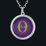 Collier Monogramme customisé Nom du script Purple White Go<br><div class="desc">Ce monogramme élégant et design de nom de script peut être offert en cadeau pour un anniversaire, mariage, douche nuptiale, anniversaire, fête des mères ou toute occasion. Il peut être personnalisé avec l'initiale et le nom de la personne. Vous pouvez modifier la police, la couleur de police, la taille de...</div>