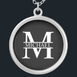 Collier Monogramme et nom personnalisés<br><div class="desc">Monogramme personnalisé et cadeaux de nom avec monogramme personnalisé et nom dans le style de police serif classique. Parfait comme cadeaux de fête des pères pour papa,  cadeaux pour grand-père,  mari,  marié,  meilleur homme,  groomsmen et plus.</div>