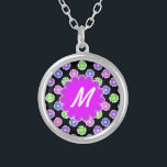 Collier Monogramme Motif à fleurs rétro coloré<br><div class="desc">Ce joli design girly présente un motif floral clair et coloré dans les tons rose, violet, bleu et vert sur un arrière - plan noir. Il a un espace en forme de fleur dans orchidée - violet où vous pouvez ajouter votre monogramme / initial en blanc pour personnaliser. C'est un...</div>