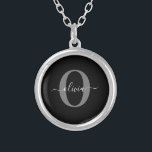 Collier Monogramme personnalisé Nom de script noir blanc g<br><div class="desc">Ce monogramme élégant et design de nom de script peut être offert en cadeau pour un anniversaire, mariage, douche nuptiale, anniversaire, fête des mères ou toute occasion. Il peut être personnalisé avec l'initiale et le nom de la personne. Vous pouvez modifier la police, la couleur de police, la taille de...</div>