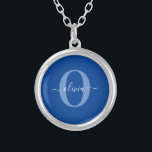 Collier Monogramme personnalisé Nom du script Bleu Blanc<br><div class="desc">Ce monogramme élégant et design de nom de script peut être offert en cadeau pour un anniversaire, mariage, douche nuptiale, anniversaire, fête des mères ou toute occasion. Il peut être personnalisé avec l'initiale et le nom de la personne. Vous pouvez modifier la police, la couleur de police, la taille de...</div>