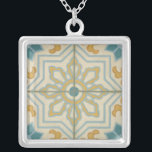 Collier Motif de carreaux décoratifs de l'ancien monde<br><div class="desc">Créé Chariklia Zarris,  cet imprimé ancien offre un motif décoratif en carreaux bleu et or sur un arrière - plan beige. Serait un grand cadeau pour les fans de fleurs et d'estampes pastel!</div>