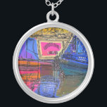 COLLIER NAVIRES<br><div class="desc">Les bateaux à canaux, connus au Royaume-Uni sous le nom de bateaux étroits, étaient à l'origine utilisés pour transporter des marchandises à travers le pays. Ils sont maintenant utilisés principalement pour les loisirs et attirent des gens du monde entier pour profiter de notre campagne rurale. Ces bateaux sont très jolis...</div>