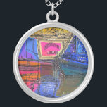 COLLIER NAVIRES<br><div class="desc">Les bateaux à canaux, connus au Royaume-Uni sous le nom de bateaux étroits, étaient à l'origine utilisés pour transporter des marchandises à travers le pays. Ils sont maintenant utilisés principalement pour les loisirs et attirent des gens du monde entier pour profiter de notre campagne rurale. Ces bateaux sont très jolis...</div>