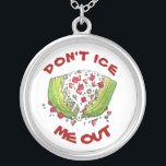 Collier NE ME GLACE PAS SORTIR Drôle Iceberg Laitue Salade<br><div class="desc">L'illustration présente une salade classique de salade de salade de laitue iceberg, surmontée d'une vinaigrette de fromage bleu, de crumbles au fromage, de bacon, de tomates et de ciboulette. Une carte de restaurant de base ! Idéal pour votre gourmet préféré. Cette conception est également disponible sur d'autres produits. De nombreuses...</div>