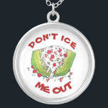 Collier NE ME GLACE PAS SORTIR Drôle Iceberg Laitue Salade<br><div class="desc">L'illustration présente une salade classique de salade de salade de laitue iceberg, surmontée d'une vinaigrette de fromage bleu, de crumbles au fromage, de bacon, de tomates et de ciboulette. Une carte de restaurant de base ! Idéal pour votre gourmet préféré. Cette conception est également disponible sur d'autres produits. De nombreuses...</div>